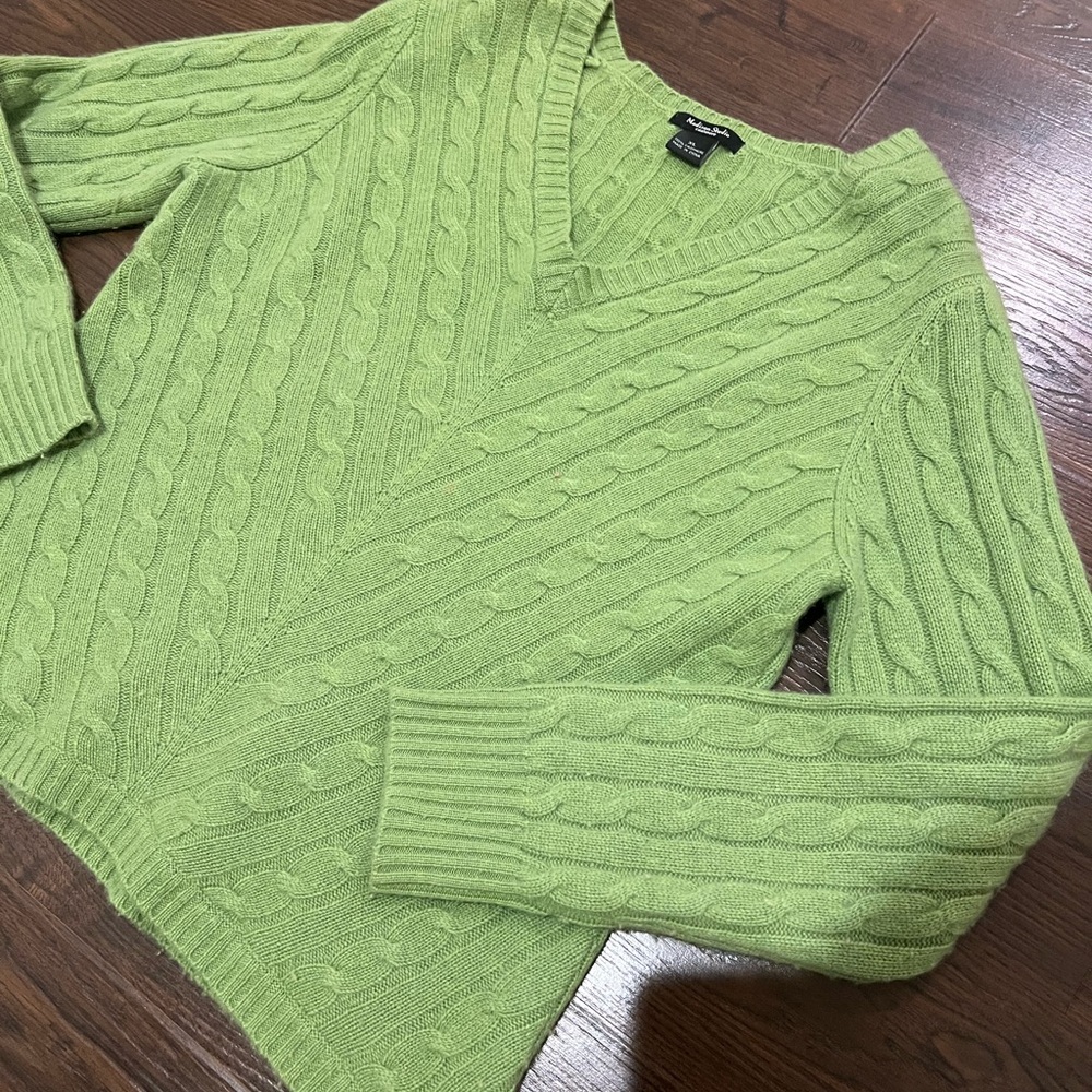 100% Cashmere Light Green V-Neck Cable Knit Sweater
